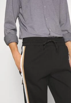 Boss Lamont - Trainingsbroek - Black 9 Boss Lamont - Trainingsbroek - Black -Boss 02288cc3ae3f4d28aebd516c5895870b